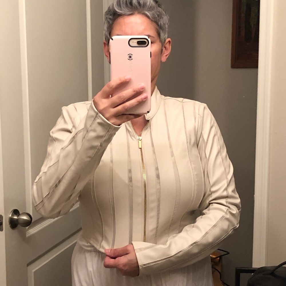 Worn once Cute cropped light Guess jacket size L